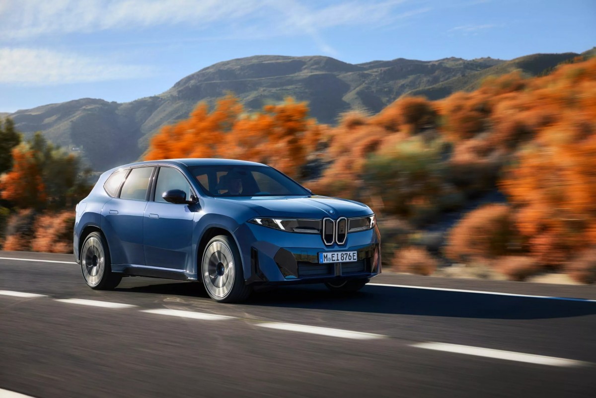 iX3成為首款在多國可合法上路的「免手握方向盤駕駛」車型，也是BMW與賓士多年在自駕科技上競爭的勝利。