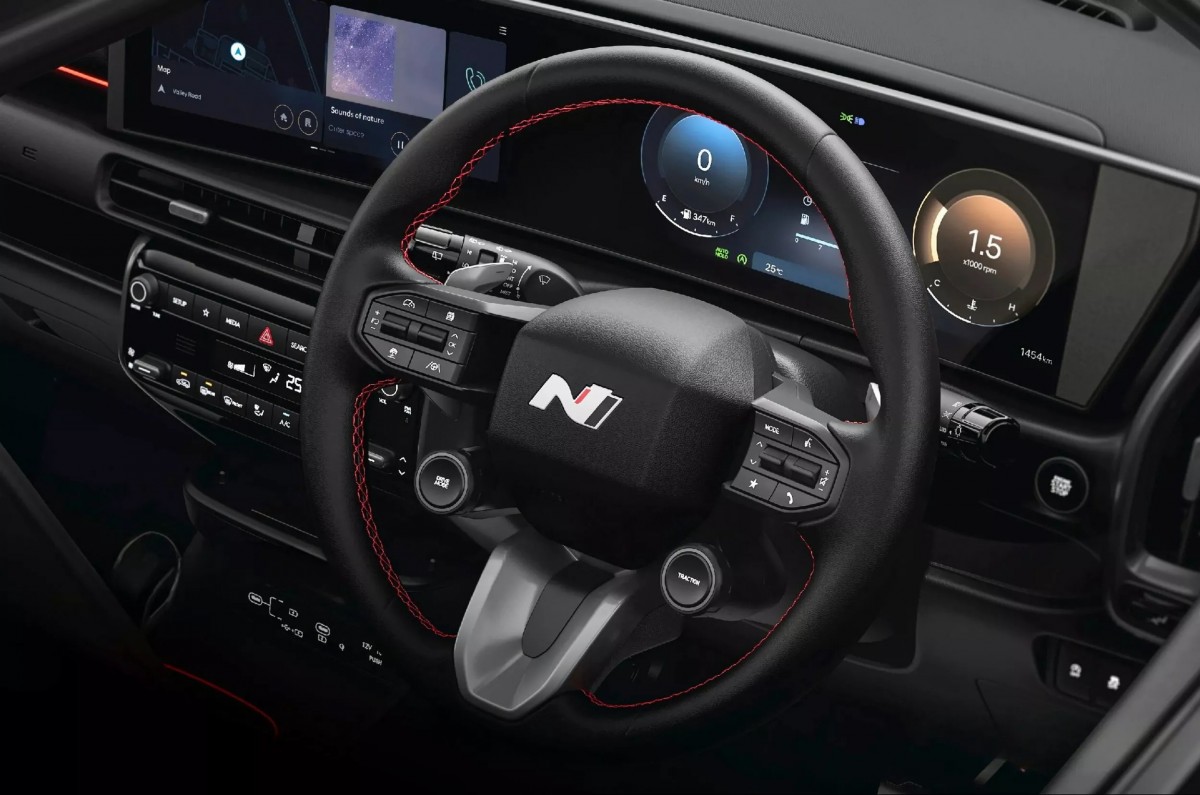 方向盤設計借鑑自高階Ioniq 5 N，具備換檔撥片以及專屬的駕駛模式與循跡控制旋鈕。