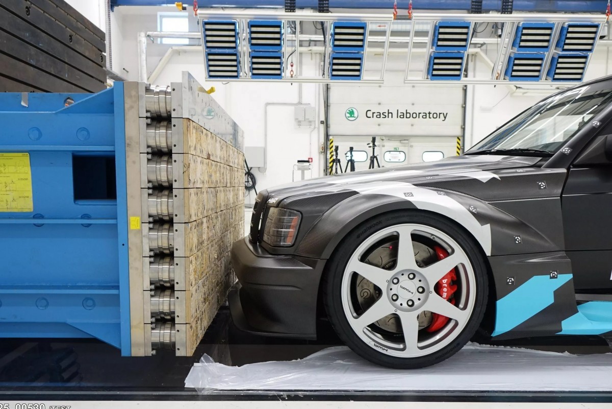 德國HWA在2023年推出了HWA EVO，現在這輛車已經完成了撞擊測試，展現車輛的安全性。