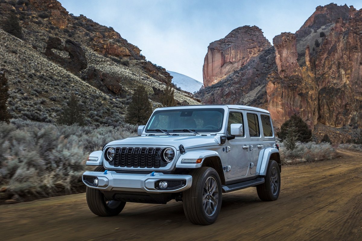 近期又發出Wrangler 4xe與Grand Cherokee 4xe召回通知，因Samsung電池組內部有瑕疵會導致過甚至起火，因此建議車主先停放戶外。