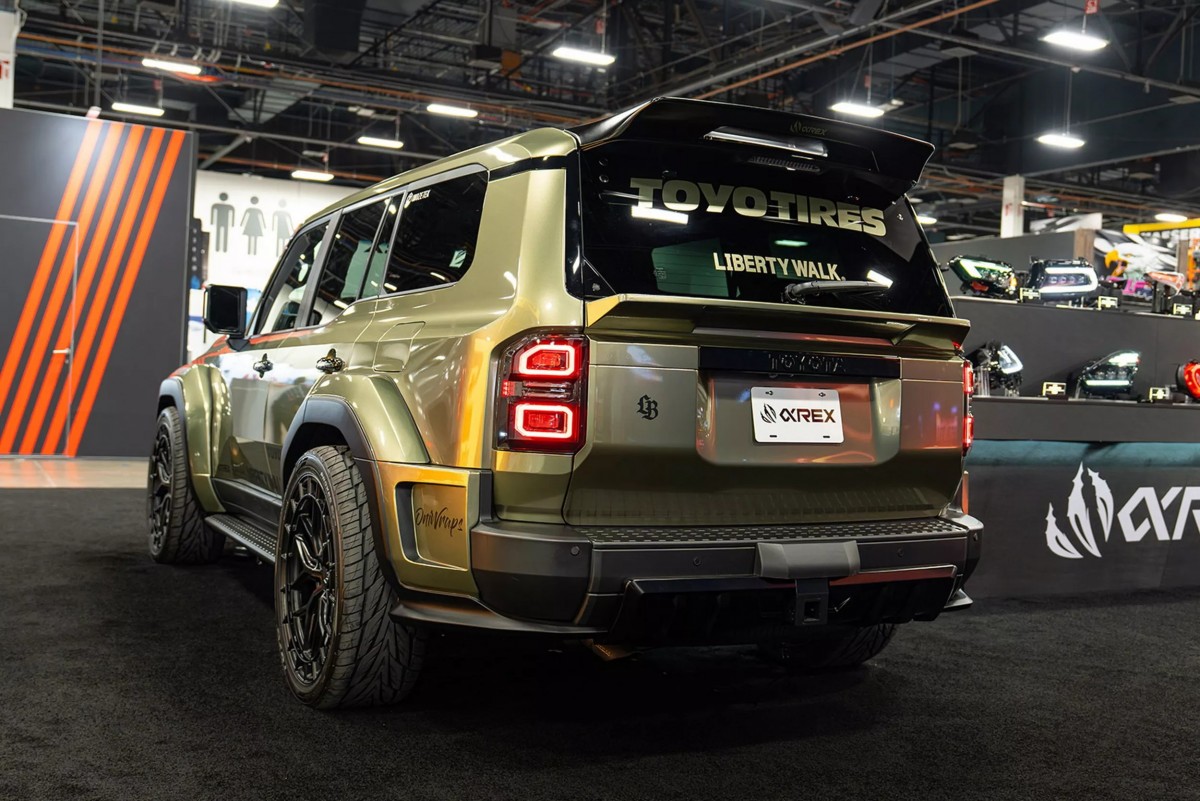 車尾在車頂有著大型尾翼，同時在行李箱蓋上也還有一層尾翼，再加上擴大的後保桿，讓整體視覺感受更為狂妄。