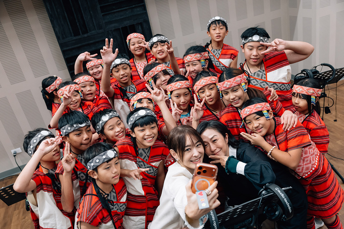 【車勢星聞】北流董事長黃韻玲（右）與台北101董事長賈永婕（左）4日親赴錄音現場，與嘉興國小「拿互依＆馬胎兒童合唱團」共同獻聲錄製跨年煙火音樂並開心自拍。〈照片提供：北流〉