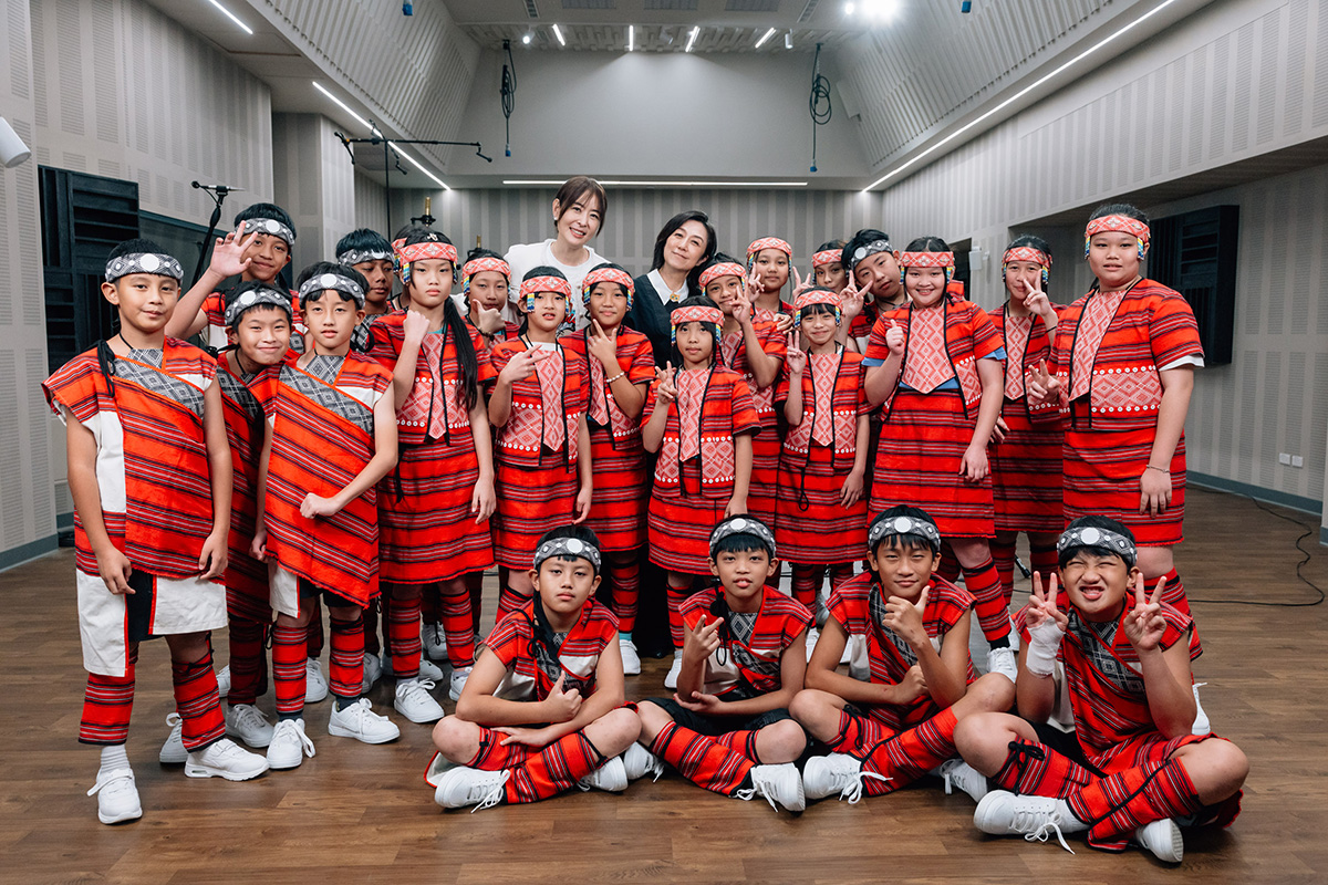 【車勢星聞】北流董事長黃韻玲（右）、台北101董事長賈永婕（左）4日親赴錄音現場，與嘉興國小「拿互依＆馬胎兒童合唱團」共同獻聲錄製跨年煙火音樂。〈照片提供：北流〉