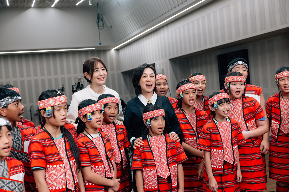 【車勢星聞】北流董事長黃韻玲（右）、台北101董事長賈永婕（左）4日親赴錄音現場，與嘉興國小「拿互依＆馬胎兒童合唱團」共同獻聲錄製跨年煙火音樂。〈照片提供：北流〉