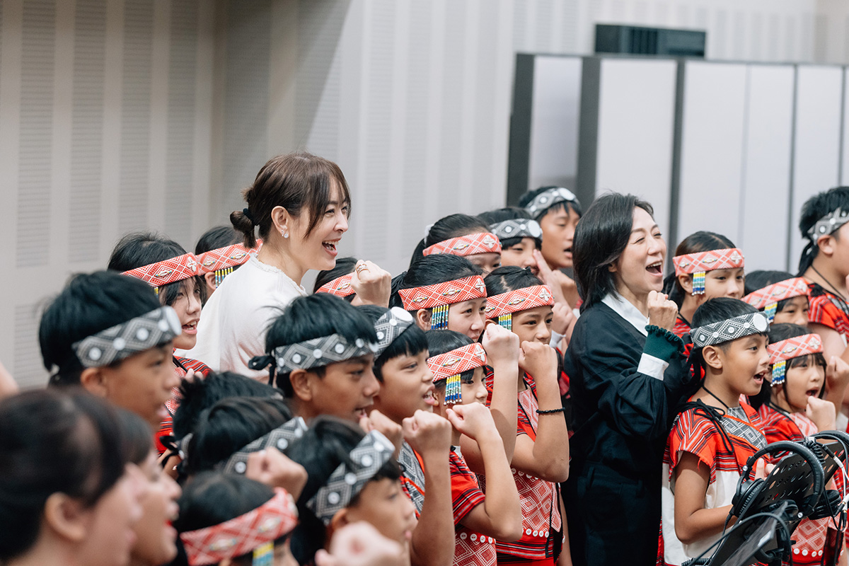 【車勢星聞】北流董事長黃韻玲（右）、台北101董事長賈永婕（左）4日親赴錄音現場，與嘉興國小「拿互依＆馬胎兒童合唱團」共同獻聲錄製跨年煙火音樂。〈照片提供：北流〉