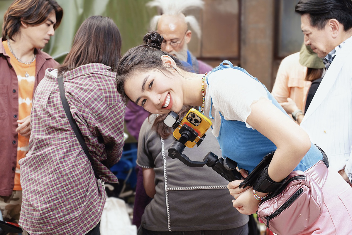 【車勢星聞】雷嘉汭在片中時常要手持穩定器直播，幫助魯蛇湯仔捕捉畫面，有一次穩定器意外不太聽話。（照片提供：光盛影業）