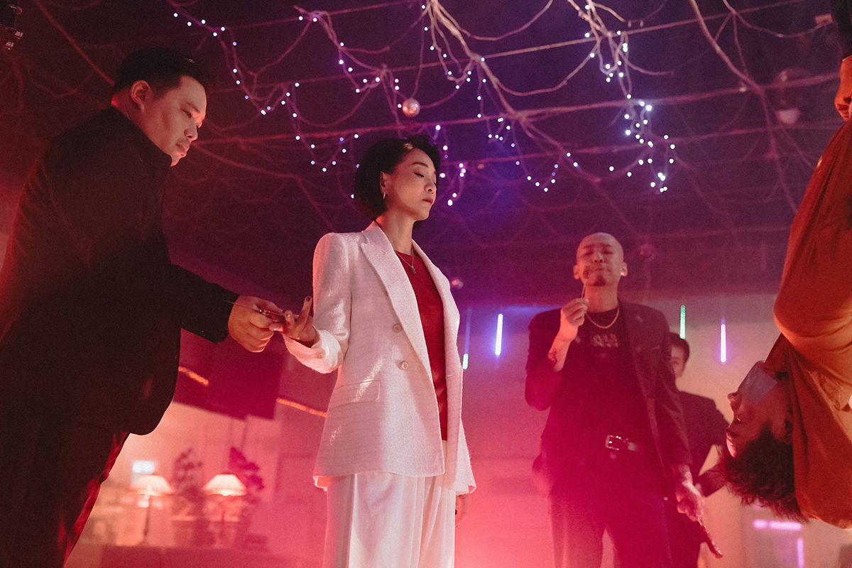 【車勢星聞】陳澤耀(右)被黑道大姐大陳雪甄(中)還有「角頭」們狠揍威脅不還錢就切掉。（愛奇藝國際版、壹壹影業提供）