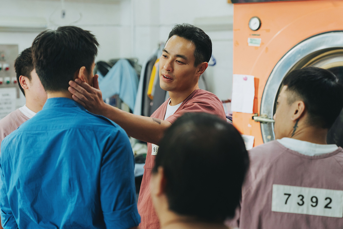 【車勢星聞】楊祐寧(右)伸手掐下巴還差點伸舌強吻陳澤耀(左)。（愛奇藝國際版、壹壹影業提供）