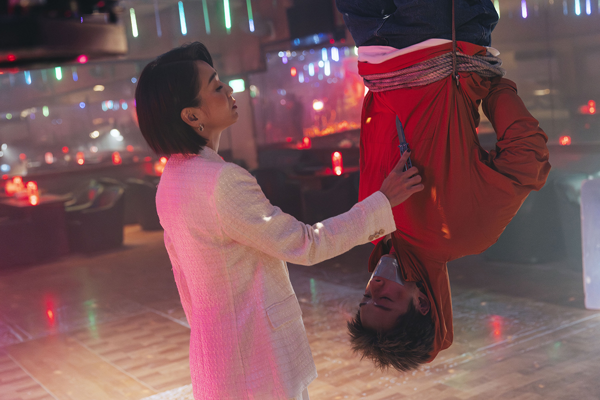 【車勢星聞】陳澤耀(右)挑戰極限「倒吊」戲　血衝腦險昏厥。（愛奇藝國際版、壹壹影業提供）