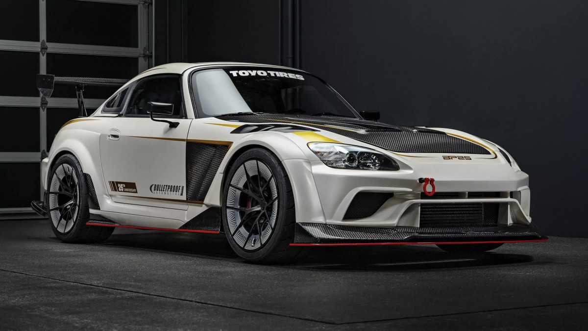 這輛改裝S2000搭載Spoon出品的硬頂與Varis製作的Dark Panther全碳纖維空力套件。