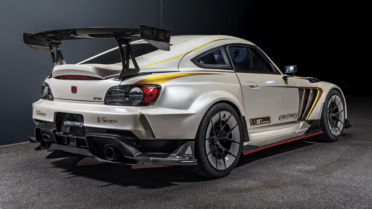 全新的前後保桿、大型進氣口、碳纖維擾流與超大尾翼皆強化賽道風格。