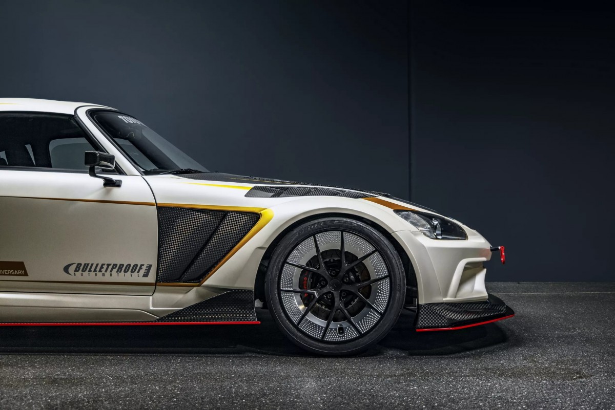 車側搭載特殊工藝打造的19吋BP-RW Evolution鍛造鋁圈，其靈感源於日本傳統錘紋金屬工藝。