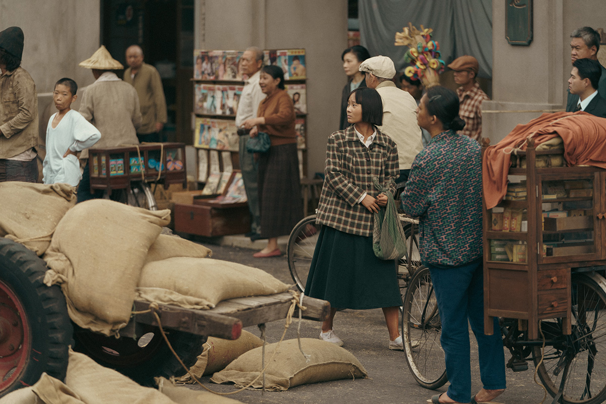 【車勢星聞】女主角方郁婷踏進片場不斷驚呼：「哇！好多人，還有牛車耶。」／華文創 提供