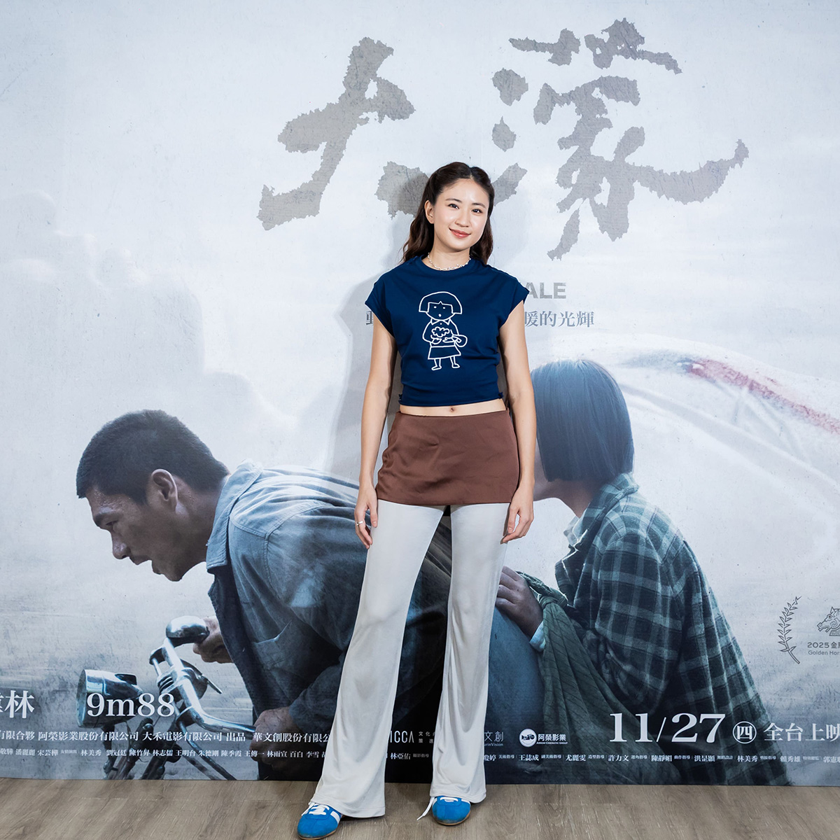 【車勢星聞】9m88在一輛三輪車上尋獲自己被AI換頭的歌舞女郎海報，笑說：「這個臉P得很好誒！」／華文創 提供