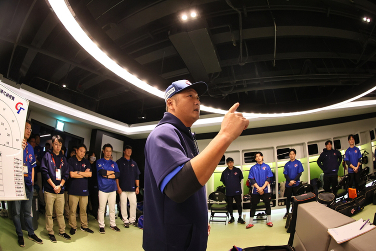 【車勢星聞】教練曾豪駒和球員在上場前的喊話。圖／牽猴子提供