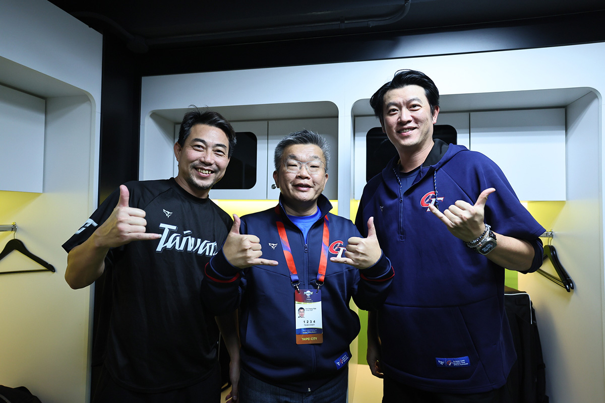 【車勢星聞】(右起)教練王建民、中華職棒會長蔡其昌、教練林岳平開心合影。圖／牽猴子提供