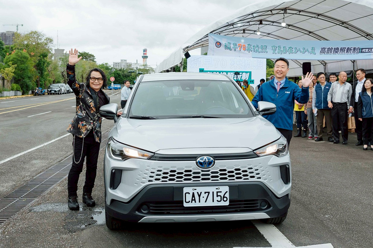 【車勢星聞】交通部長陳世凱〈右〉與沈文程〈左〉。照片提供：大大娛樂