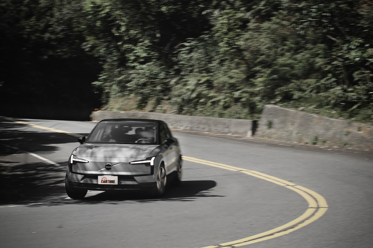 動力雖不及EX30 Ultra，但用力踩加速貼背感還是會非常有感。