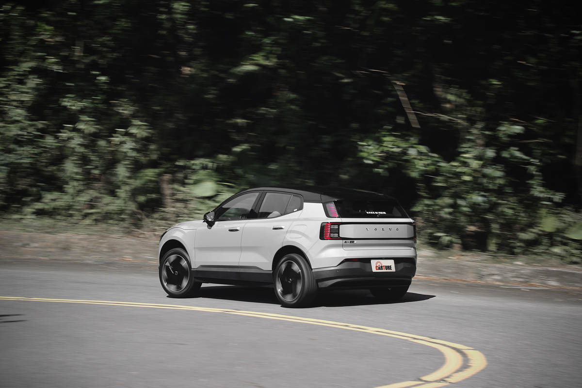 行路保有舒適乘坐，不過彎中車身重心轉移和底盤配合度不夠有默契。