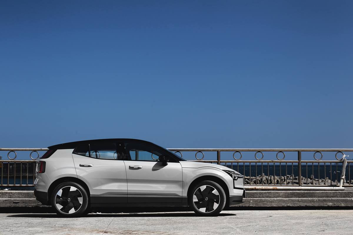 EX30車身尺碼為4,233mm×1,838mm×1,555mm。