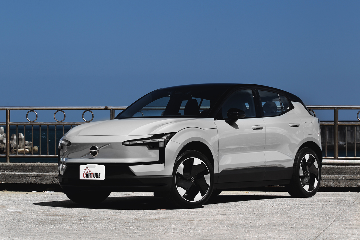 EX30 Plus和EX30 Ultra外觀配備都相同，輪圈也同為19吋5輻黑鑽石切割鋁合金鋼圈Aero。