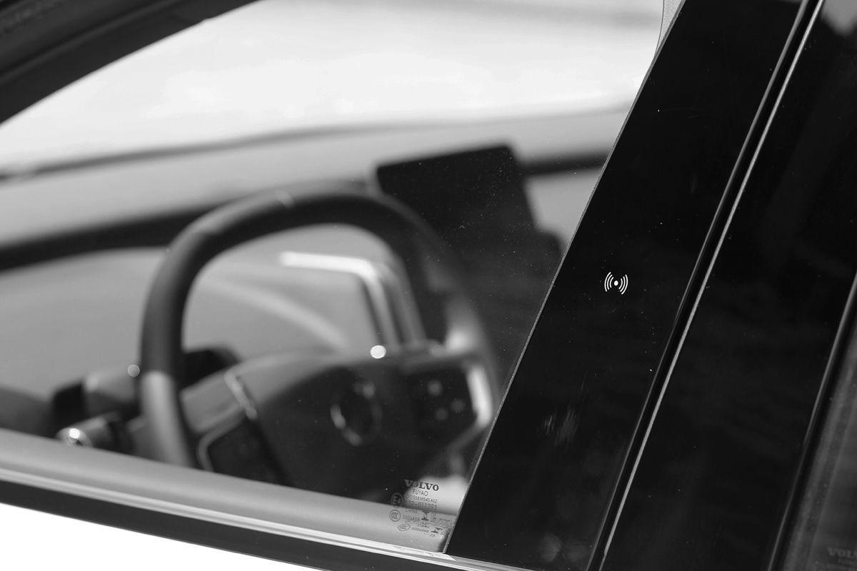 NFC智慧卡片鑰匙感應B柱即可解鎖。