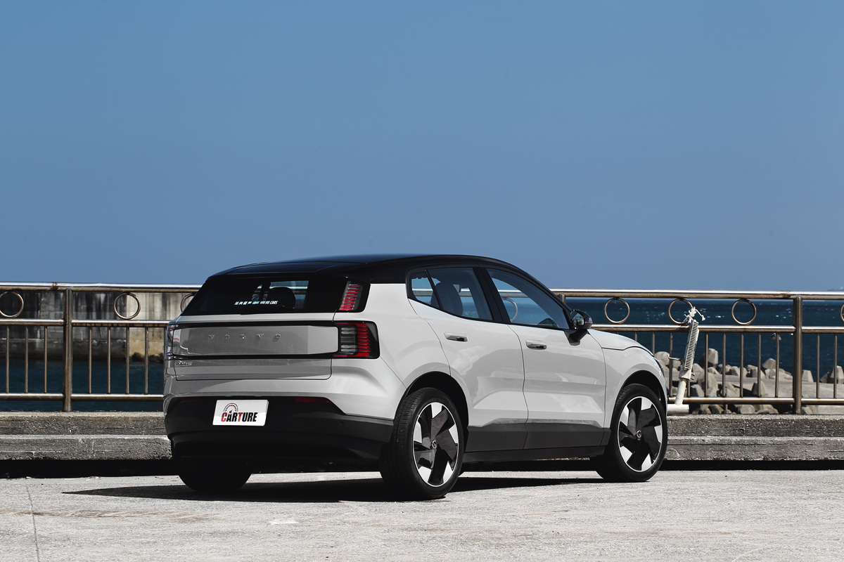 EX30 Plus車型開始就採黑車頂配置。