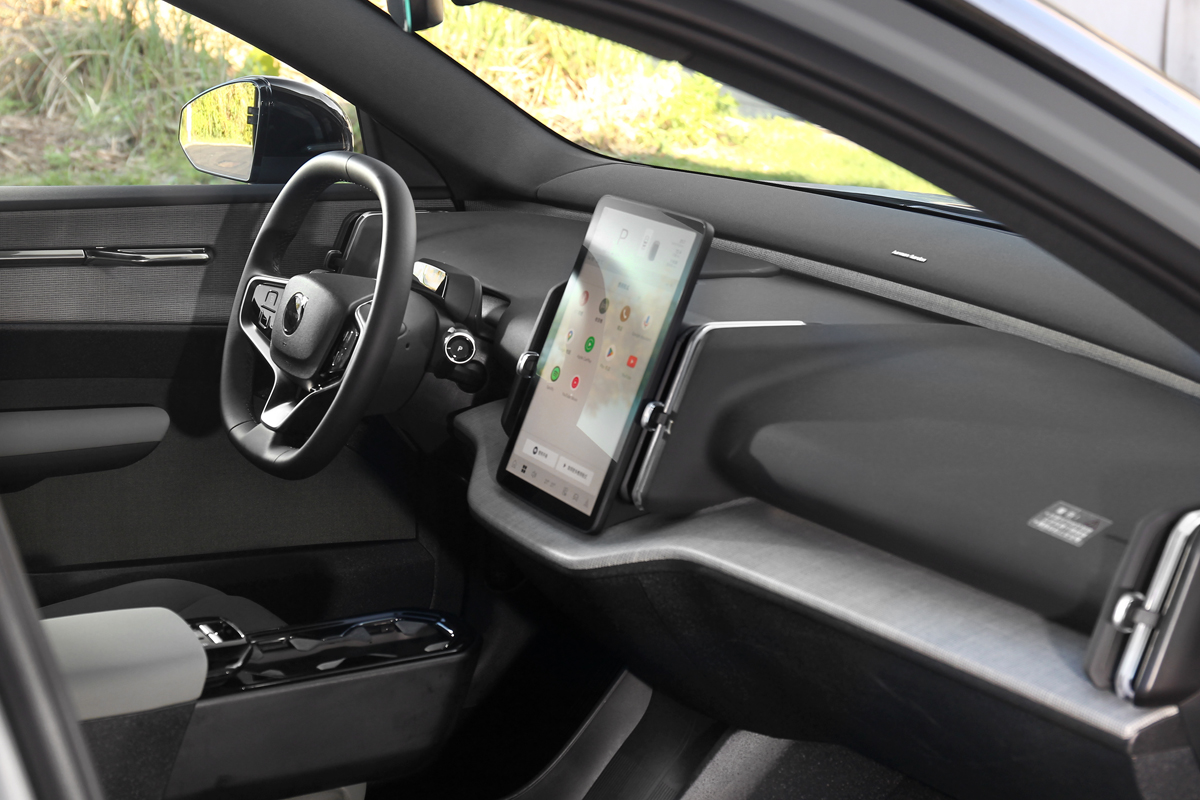 EX30 Plus座艙採亞麻編織內裝嵌飾。