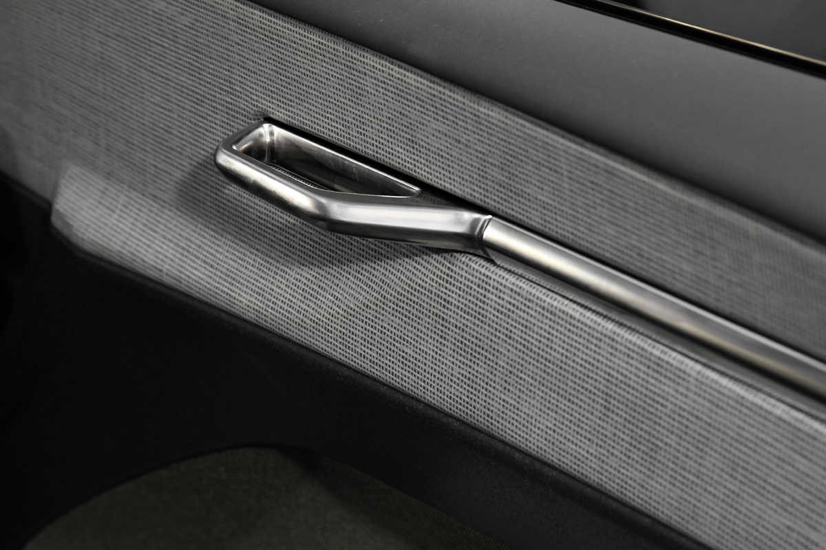 雖不是真的編織材質，但個人認為整體營造的質感氛圍勝過EX30 Ultra。