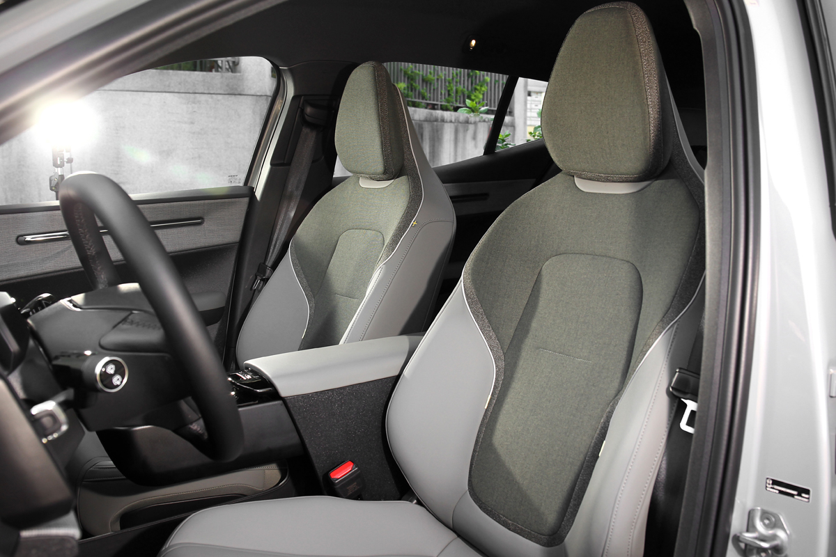 座椅採Pine雪松綠羊毛混紡Nordico植然皮座椅。