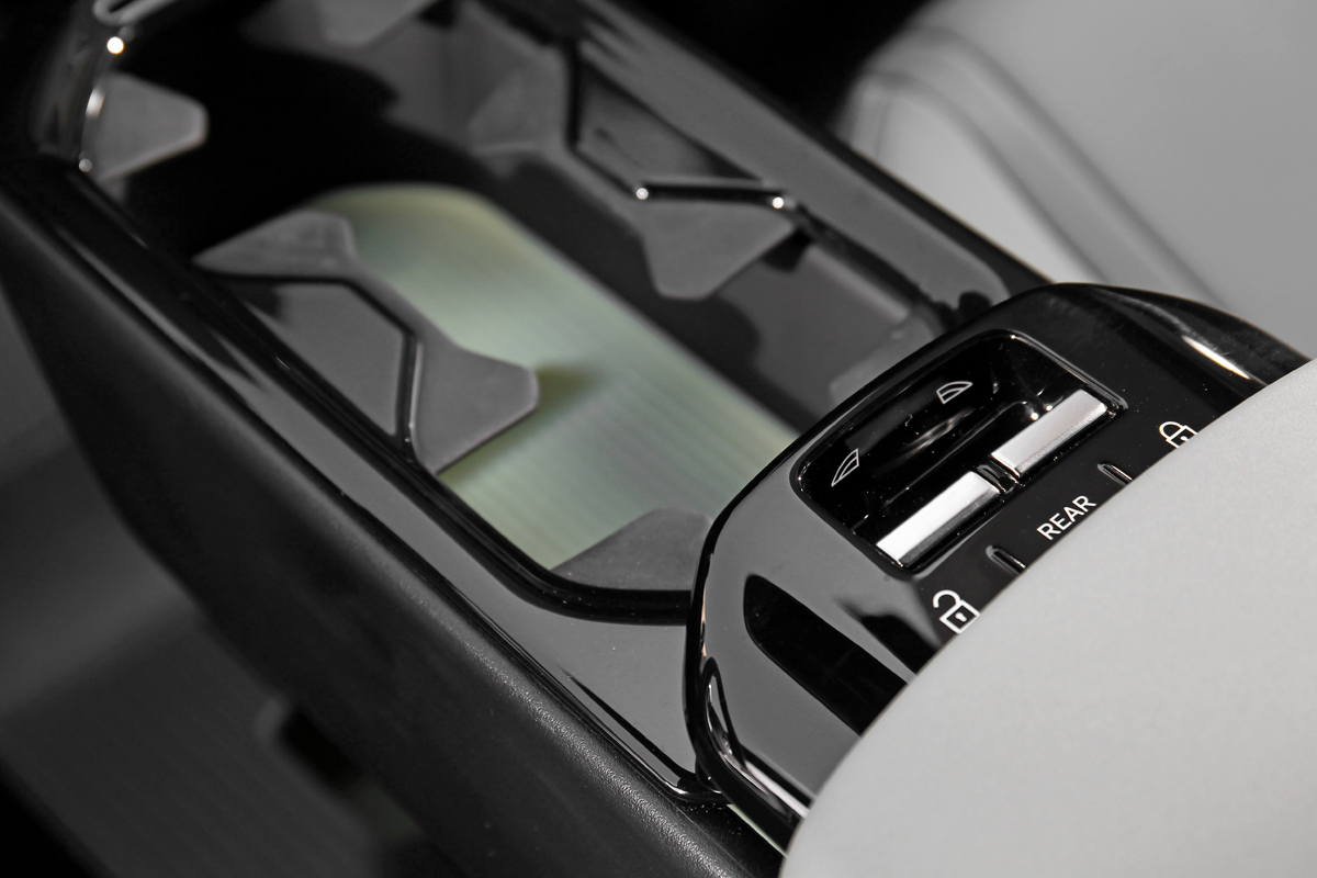 中央扶手處有規劃杯架，前後車窗鍵也位於此。