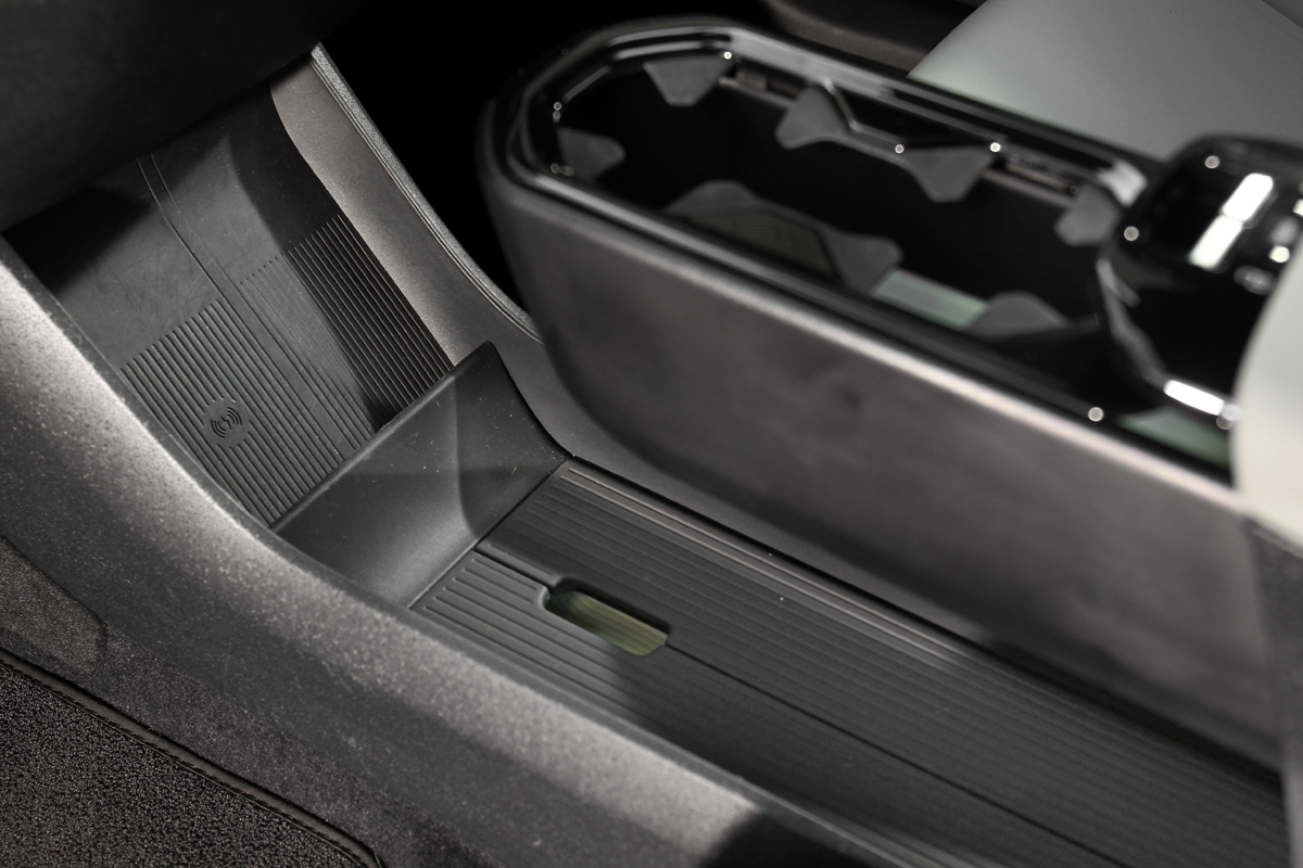 下方也有規劃無線充電與置物空間。