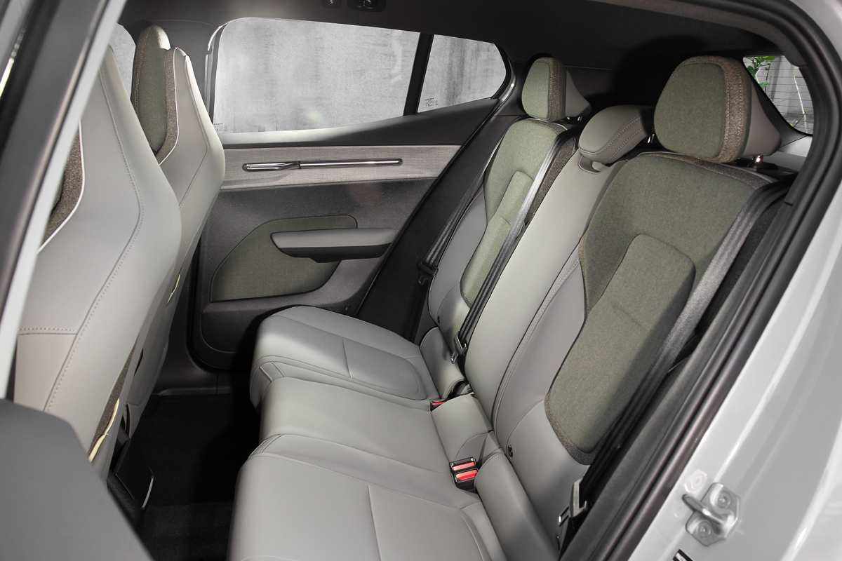 2,650mm軸距和後座空間及腿部支撐表現，建議短途乘坐或放物品就好。