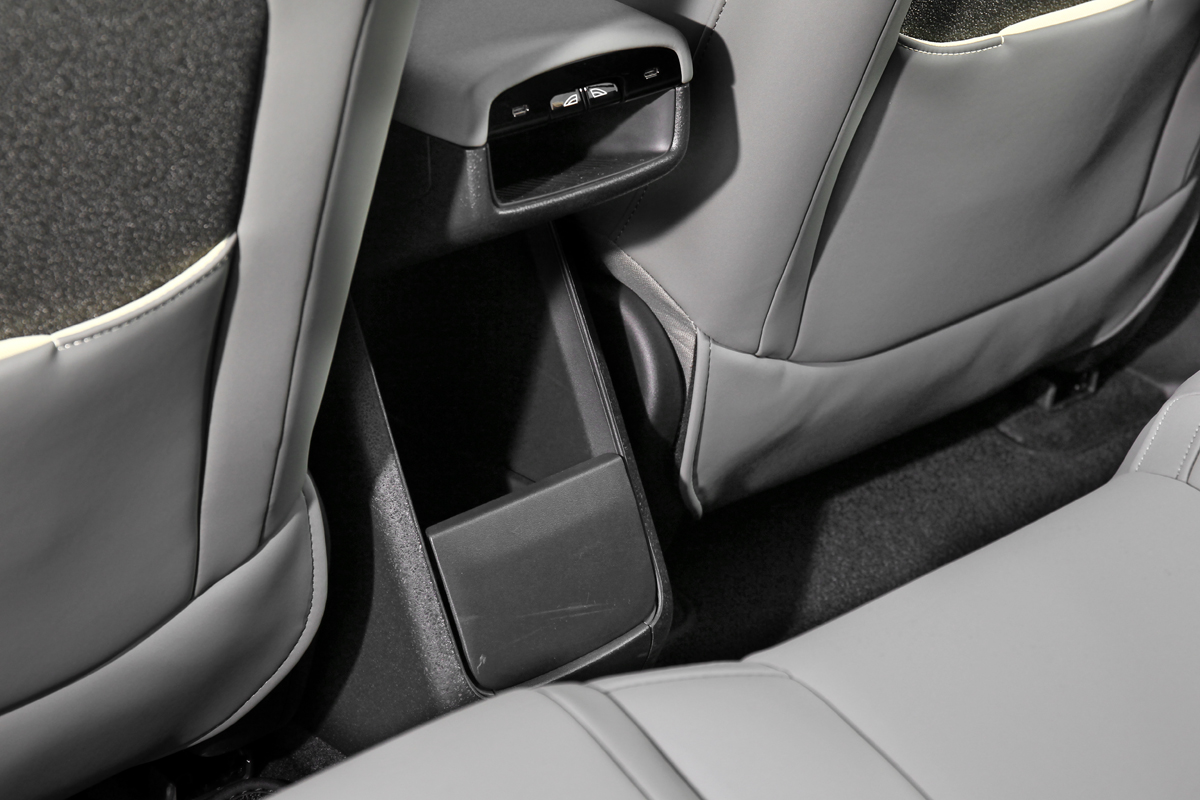 後座也有提供充電孔和置物抽屜。