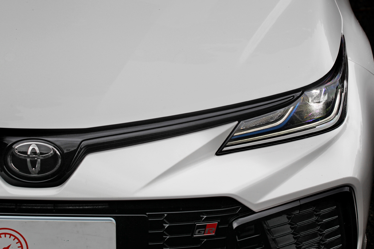 新年式增加AHB智慧型遠光燈自動切換LED頭燈。