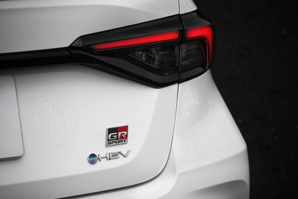 車尾有GR Sport和HEV銘牌強調車型和動力系統。