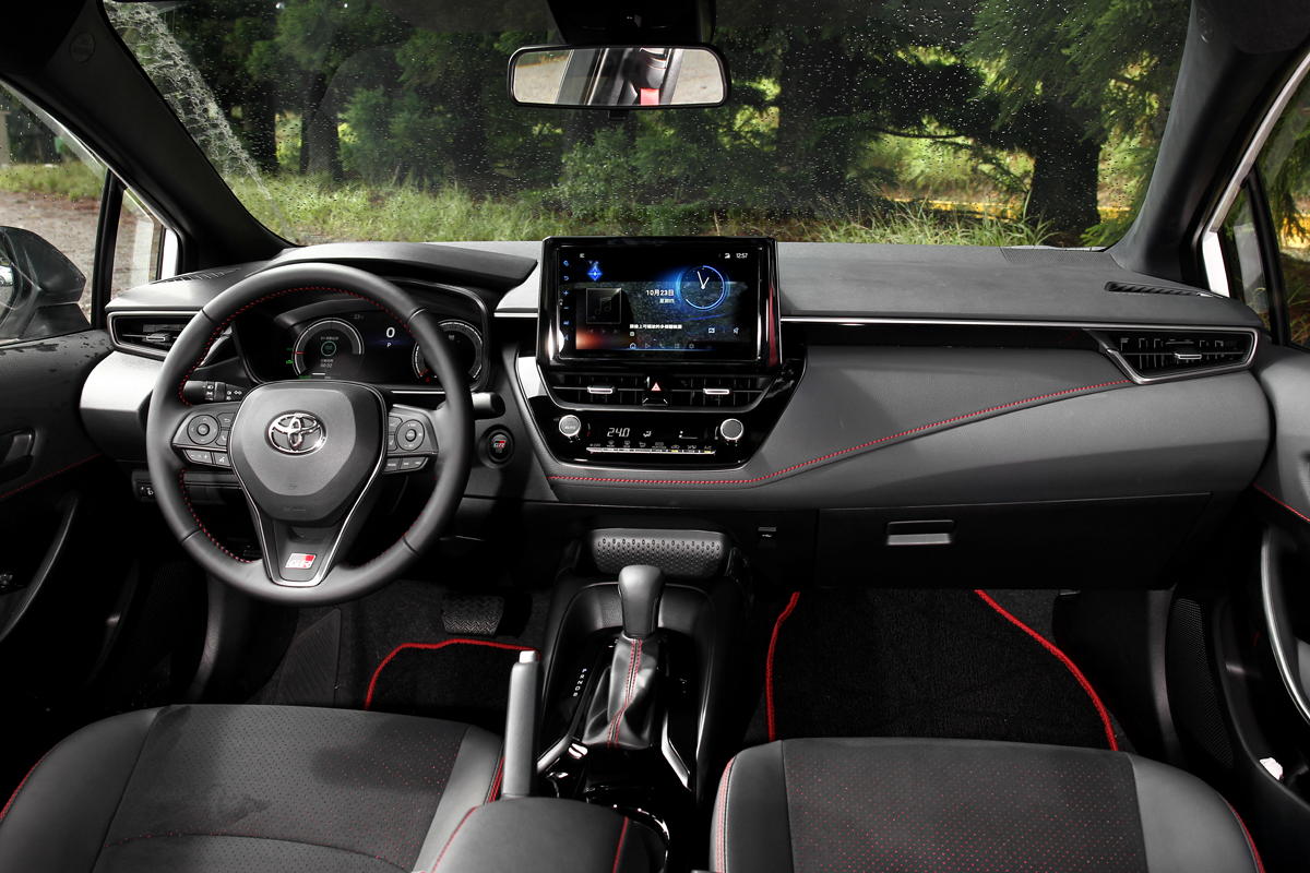 座艙利用紅色縫線營造運動氛圍。