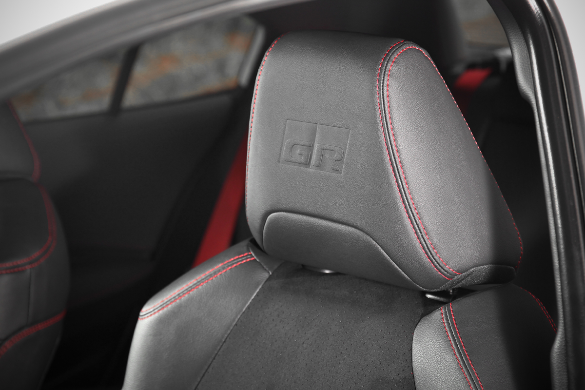 配備類麂皮/皮質座椅、頭枕GR字樣和紅色安全帶。