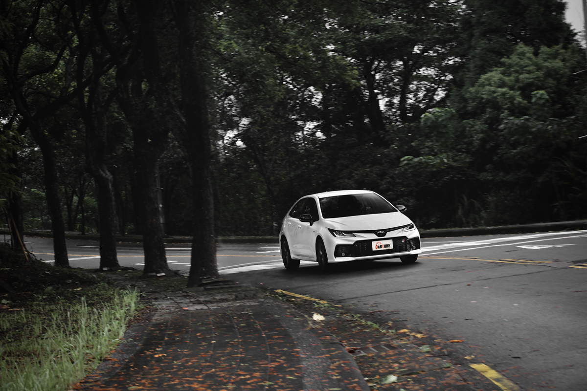 Corolla Altis Hybrid GR Sport動力雖不及汽油GR Sport，但受惠於ECU軟體優化和油門反應調整，因此起步加速有著不輸的反應。