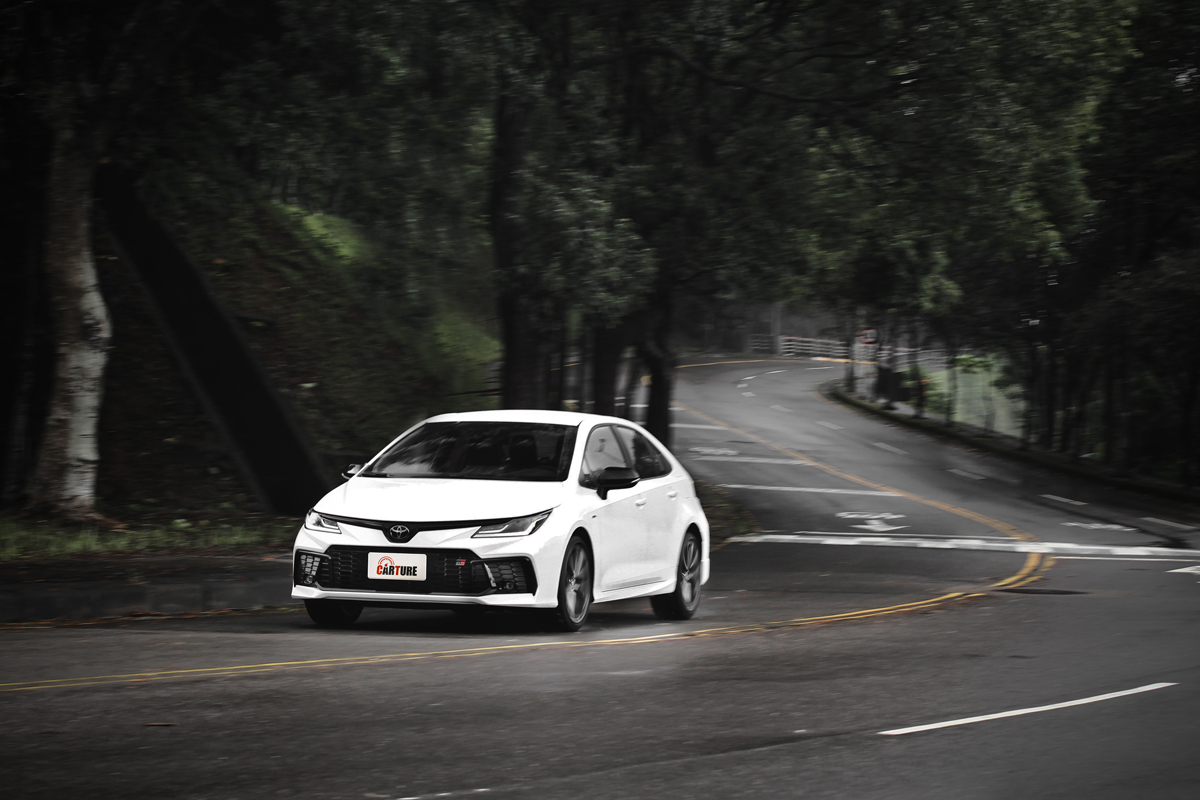 若技術不錯配備GR Sport跑車化懸吊的Corolla Altis Hybrid GR Sport在山路其實能贏不少人。