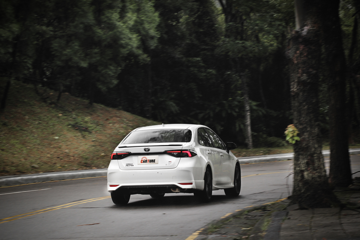 Corolla Altis Hybrid GR Sport雖稱不上是運動化車型，但穩定的動態特性反而在發生失控時能快速穩定車身。
