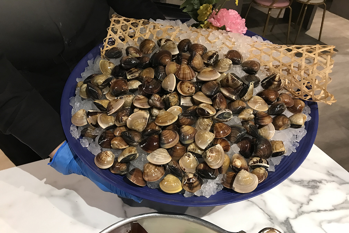 肉多多聚餐百顆蛤蜊免費吃，再加碼路易莎咖啡免費外帶。（示意圖：品牌提供）