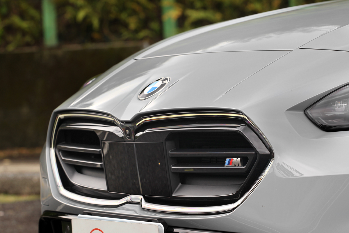 黑色高光澤外觀套件輕易營造出運動與質感樣貌。