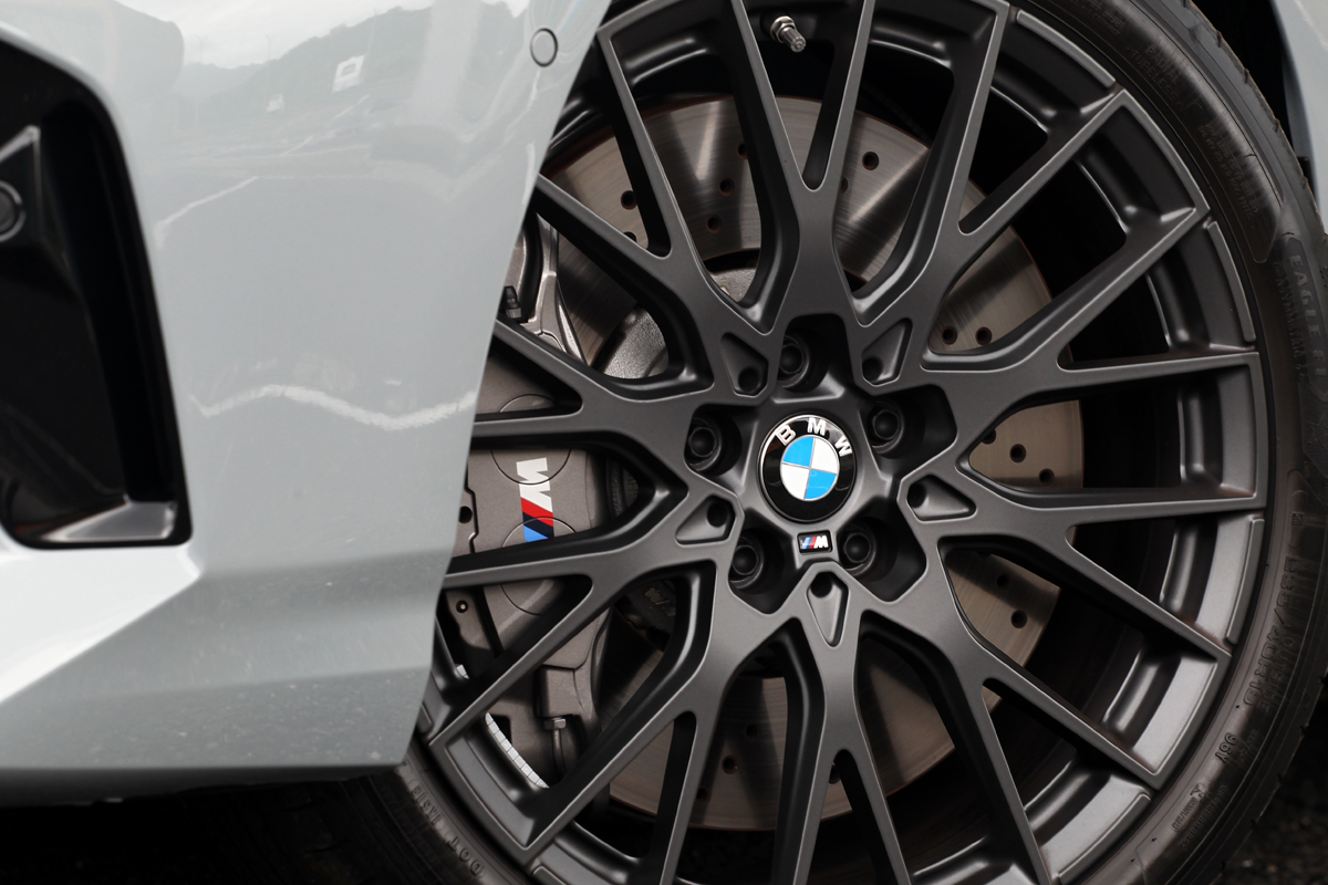 M235 xDrive Gran Coupé Racing Edition配備更大的19吋輪圈。