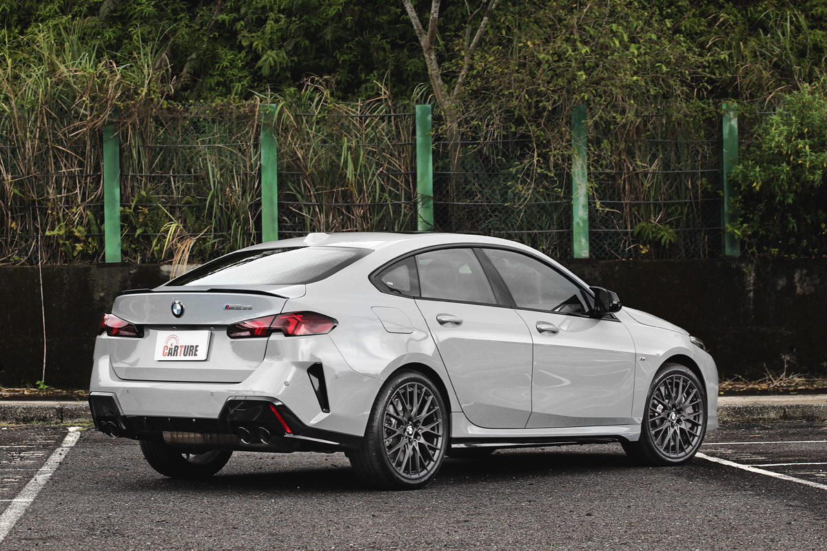 四出排氣管散發濃烈的性能氣息。