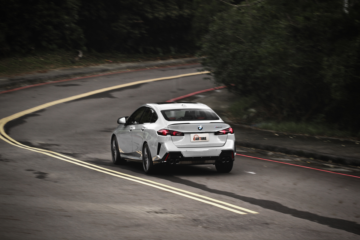 雖然正常駕駛並不會感受到M235 xDrive Gran Coupé Racing Edition強悍之處，但只要加深油門你就會知道了。