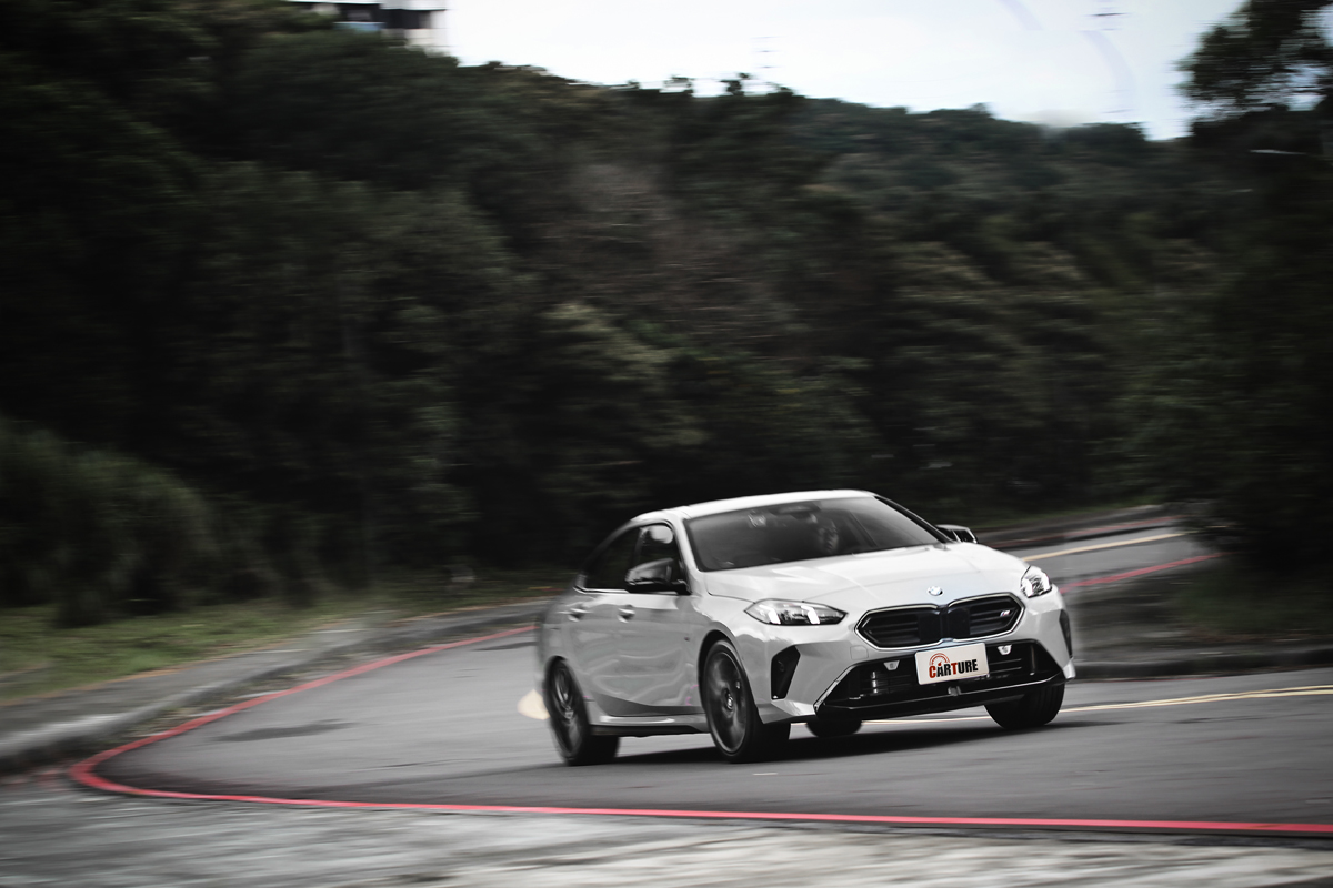 M235 xDrive Gran Coupé Racing Edition搭載2.0升渦輪引擎，擁有300hp/40.8kgm最大動力。