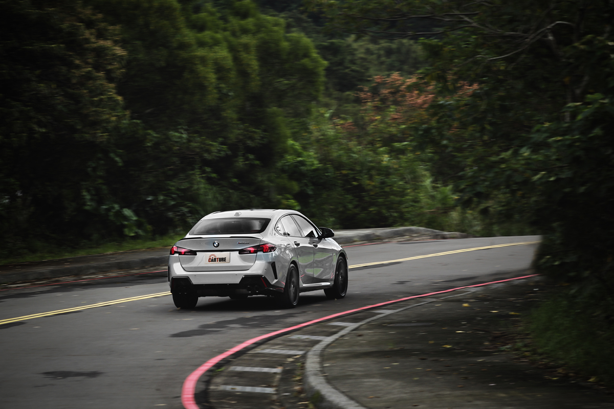 即便只是想輕鬆操駕，但M235 xDrive Gran Coupé所給予的路感回饋和聲浪都在挑逗和試圖激起你的慾望。