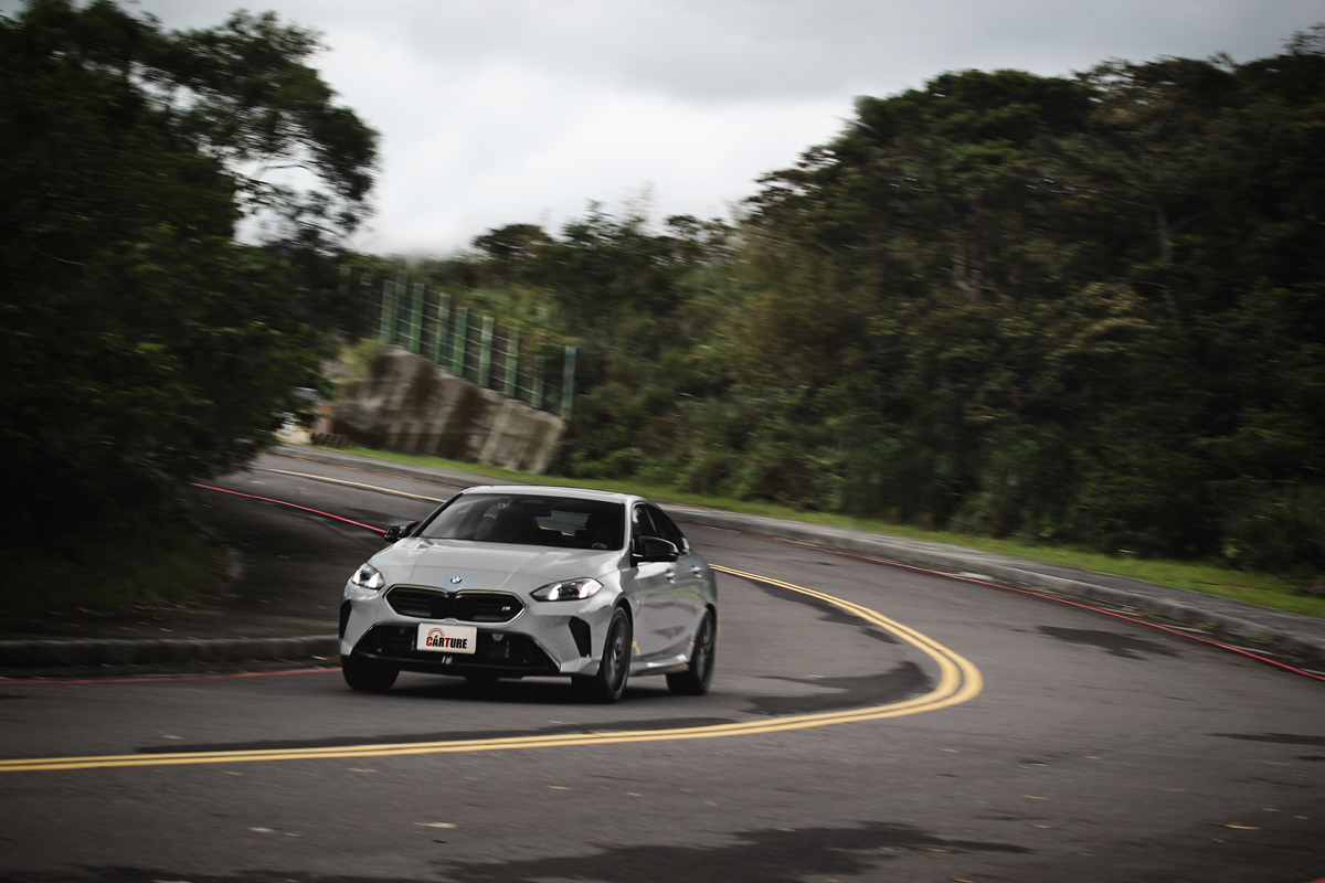M跑車化運動懸吊在帶來硬朗回饋之餘，在彎中也扮演好對抗側傾的角色。