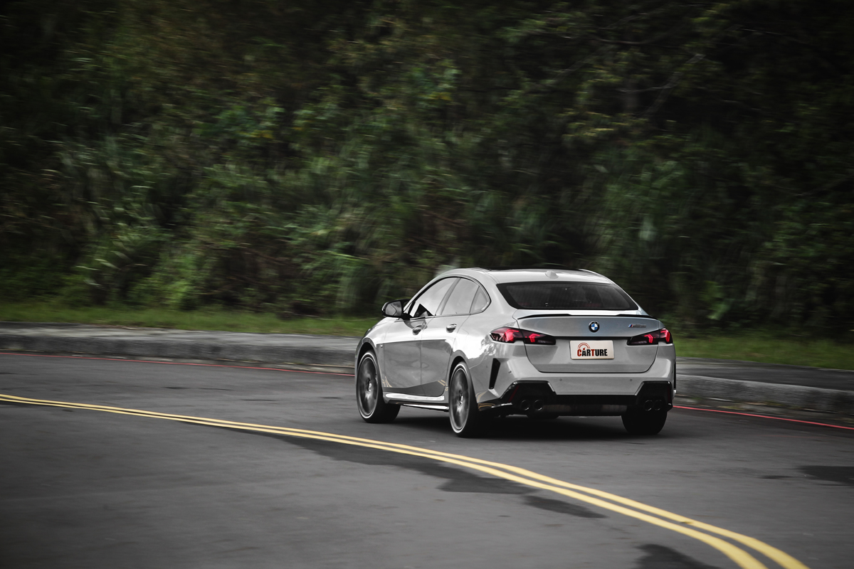 xDrive四輪驅動和懸吊搭配，讓M235 xDrive Gran Coupé可以盡情放心的殺彎。